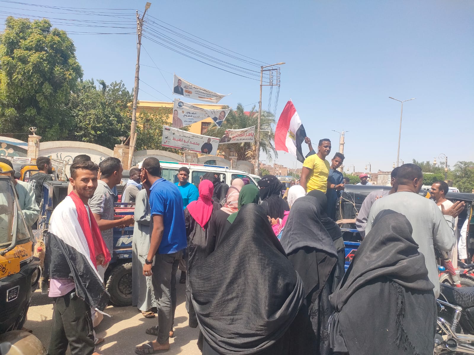 جانب من المسيرات بأعلام مصر على كورنيش إسنا جانب من المسيرات بأعلام مصر على كورنيش إسنا