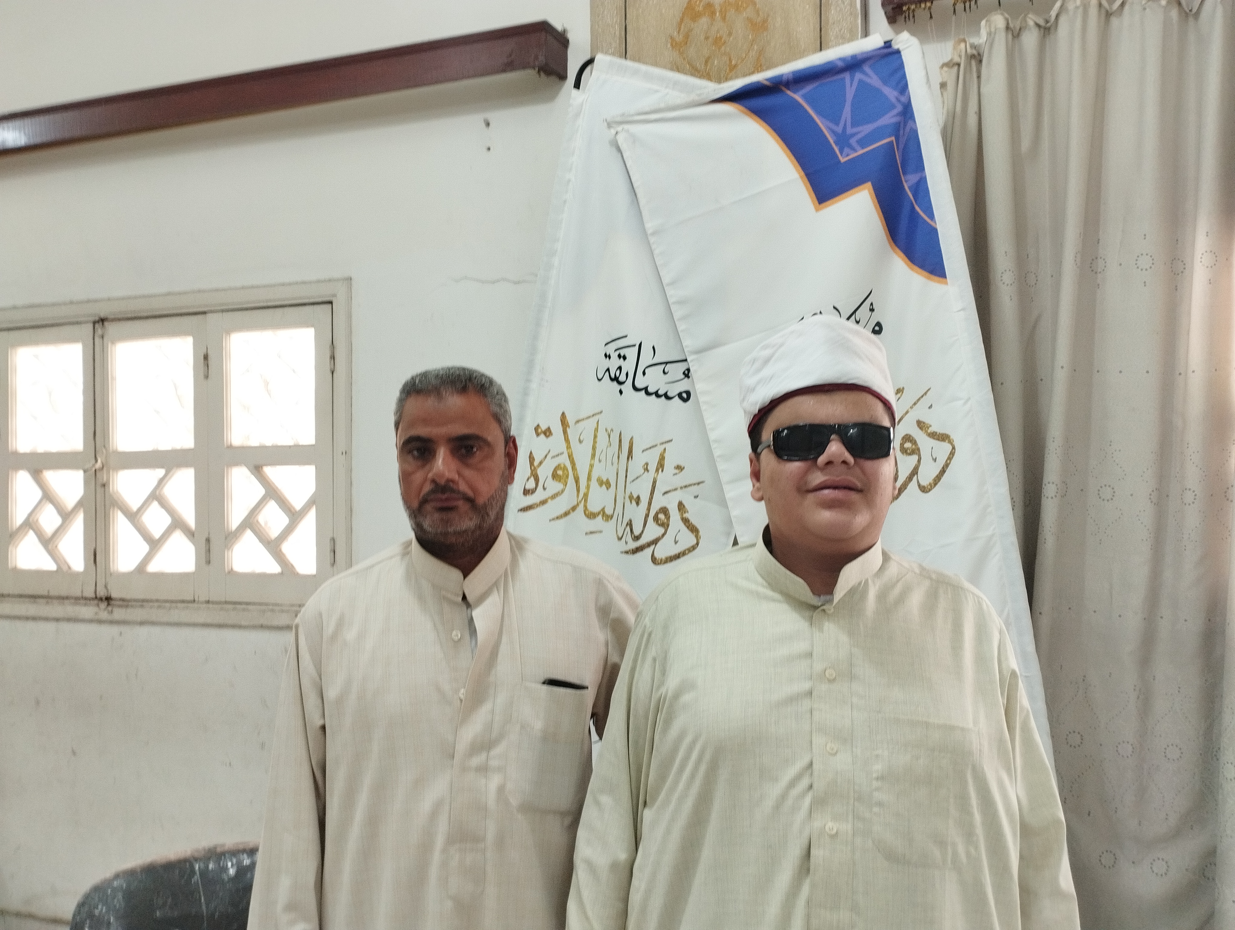 أحد المتسابقين في مسابقة دولة التلاوة مع معلمه