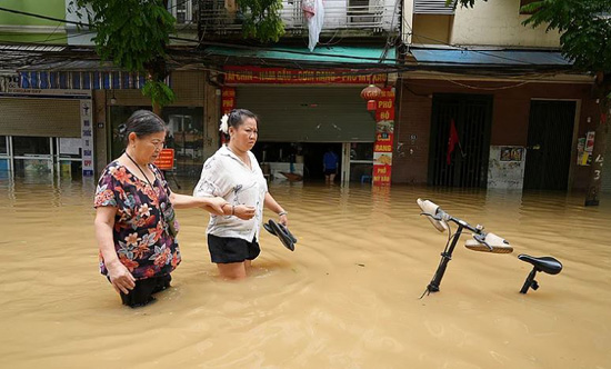 أمطار غزيرة تتسبب في فيضانات وانهيارات أرضية ووفاة 8 أشخاص في فيتنام وتايلاند (7)