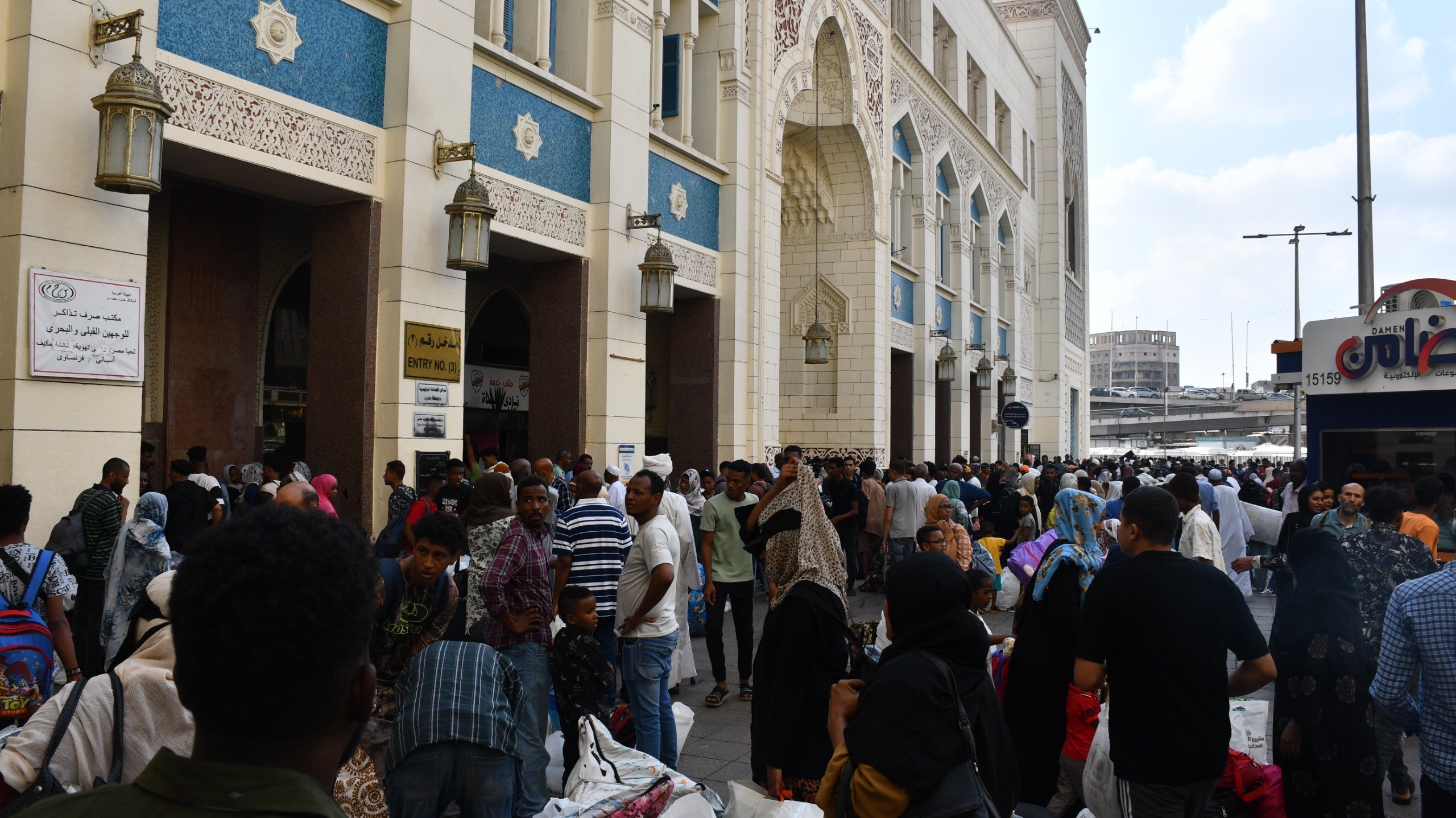 جانب من وصول أهل السودان للمحطة جانب من وصول أهل السودان للمحطة