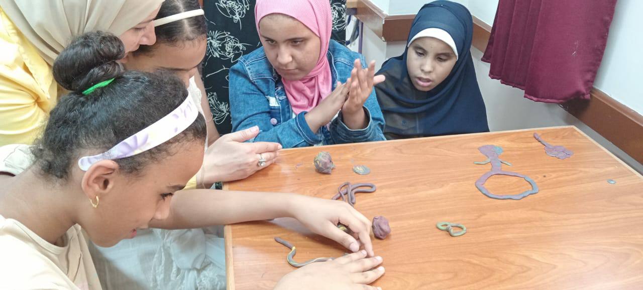 الأطفال من كفيفي البصر يبدعون في تشكيل عدد من المجسمات بالطين الأطفال من كفيفي البصر يبدعون في تشكيل عدد من المجسمات بالطين