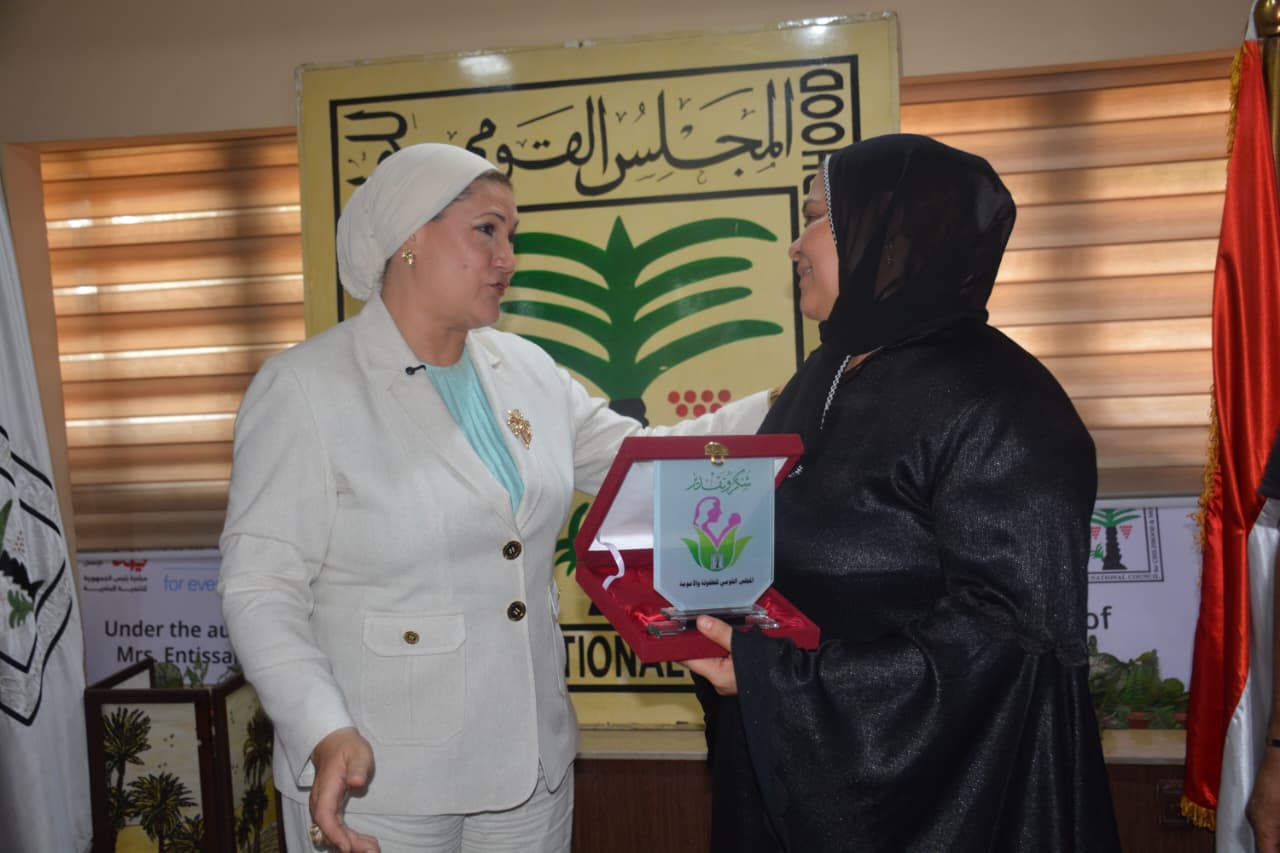 رئيسة المجلس القومي للطفولة والامومة تكرم والدة الطفلة هايدي رئيسة المجلس القومي للطفولة والامومة تكرم والدة الطفلة هايدي