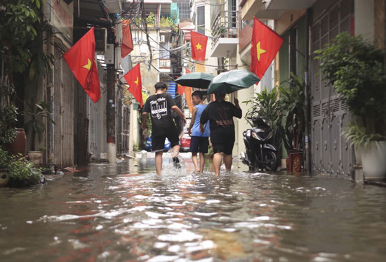 أمطار غزيرة تتسبب في فيضانات وانهيارات أرضية ووفاة 8 أشخاص في فيتنام وتايلاند (4)