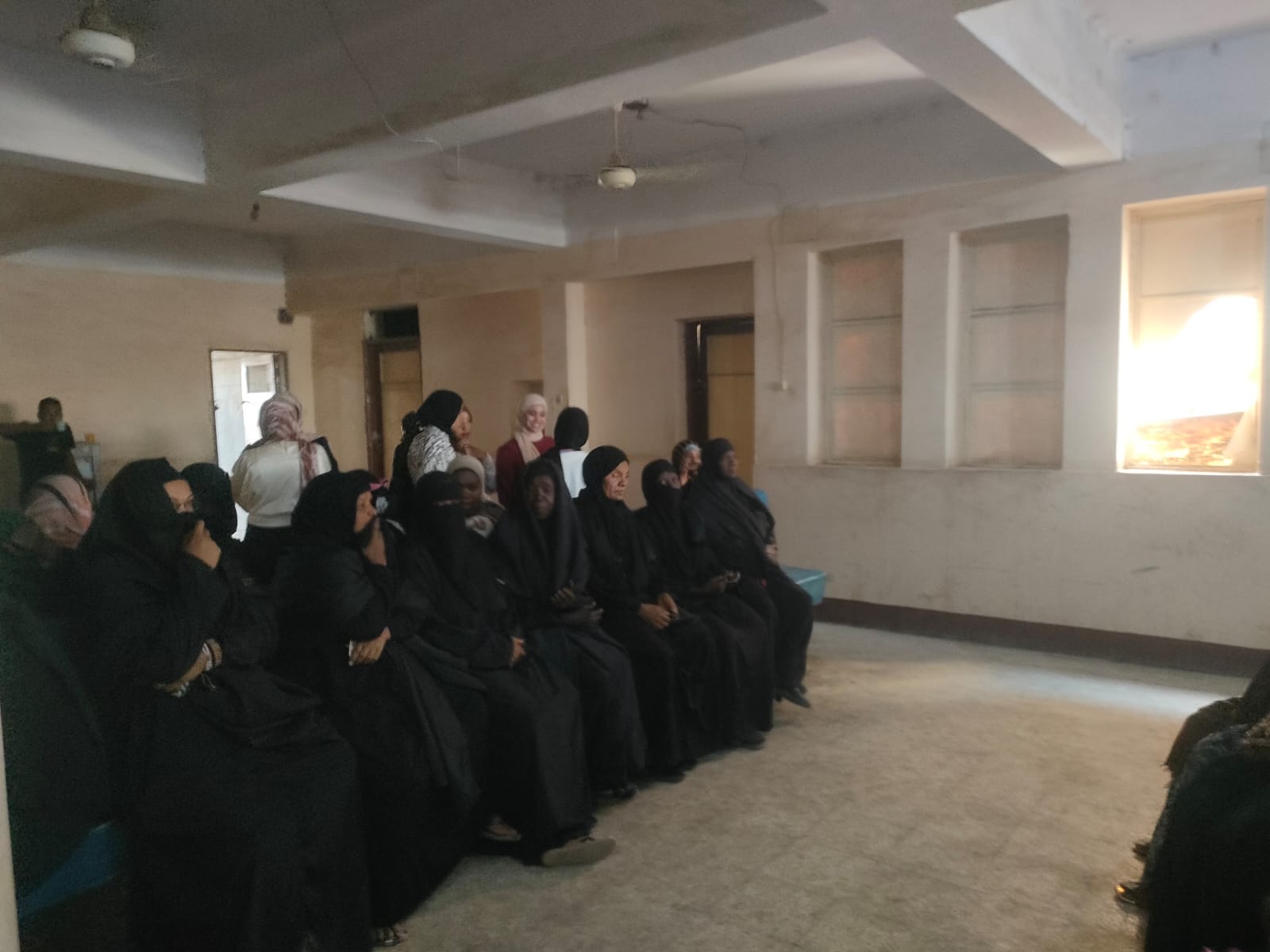 انتظار النساء فتح اللجان للتصويت بقرى إسنا انتظار النساء فتح اللجان للتصويت بقرى إسنا