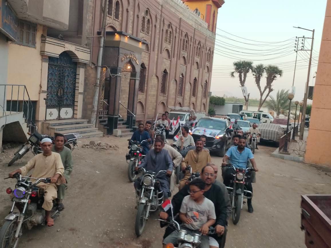 جانب من المسيرة جانب من المسيرة