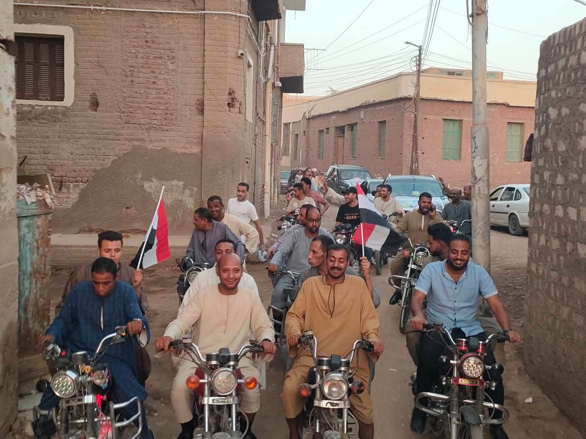 جانب من المسيرة جانب من المسيرة