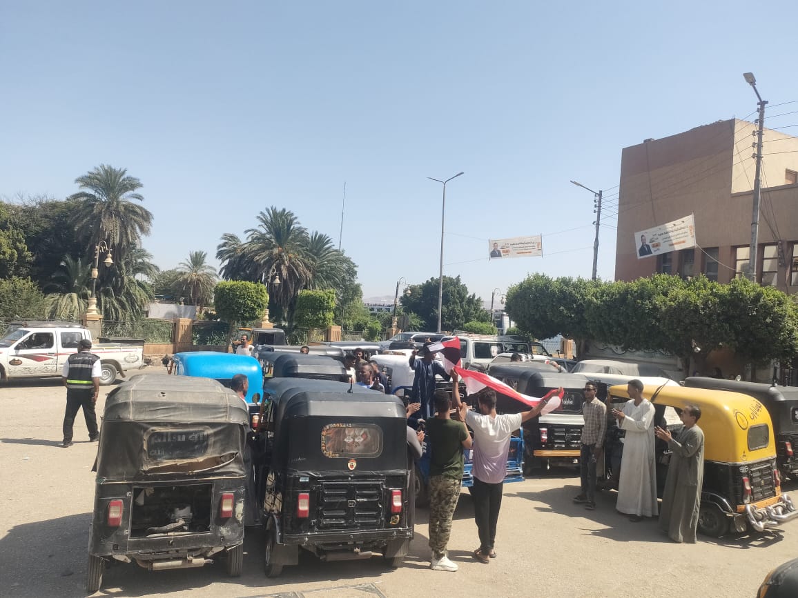 رافعين علم مصر مسيرة بالتكاتك والتروسيكلات لحث المواطنين بالأقصر رافعين علم مصر مسيرة بالتكاتك والتروسيكلات لحث المواطنين بالأقصر