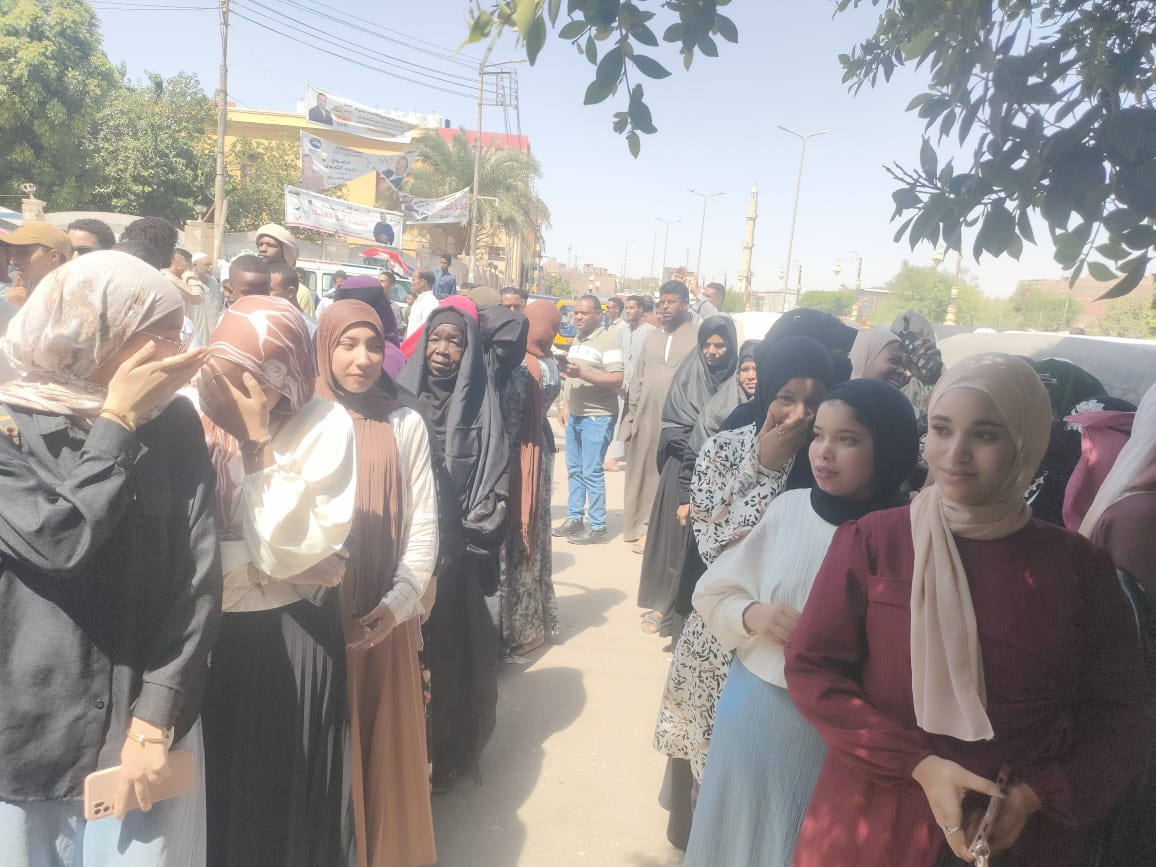 توافد نسائي أمامها في ثانى أيام جولة الإعادة بإنتخابات الشيوخ توافد نسائي أمامها في ثانى أيام جولة الإعادة بإنتخابات الشيوخ