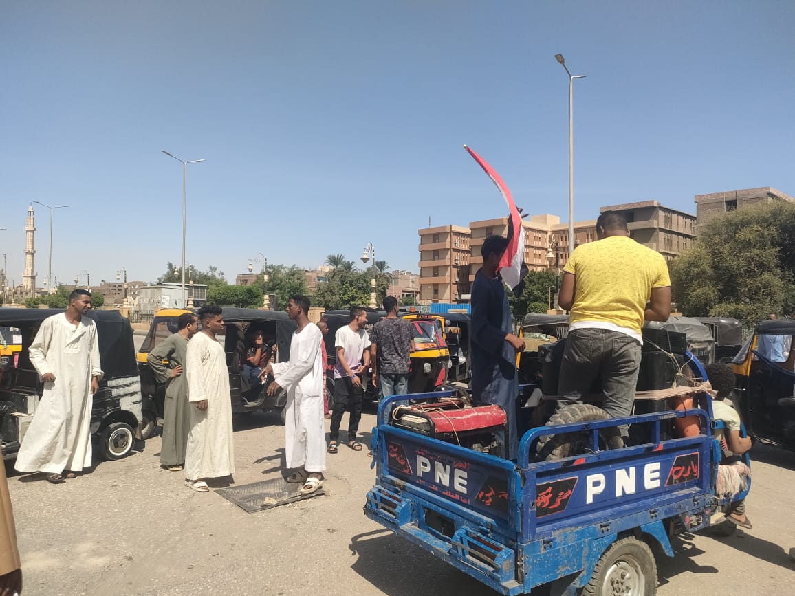 المسيرات بعلم مصر والتروسيكلات فى مدينة إسنا المسيرات بعلم مصر والتروسيكلات فى مدينة إسنا