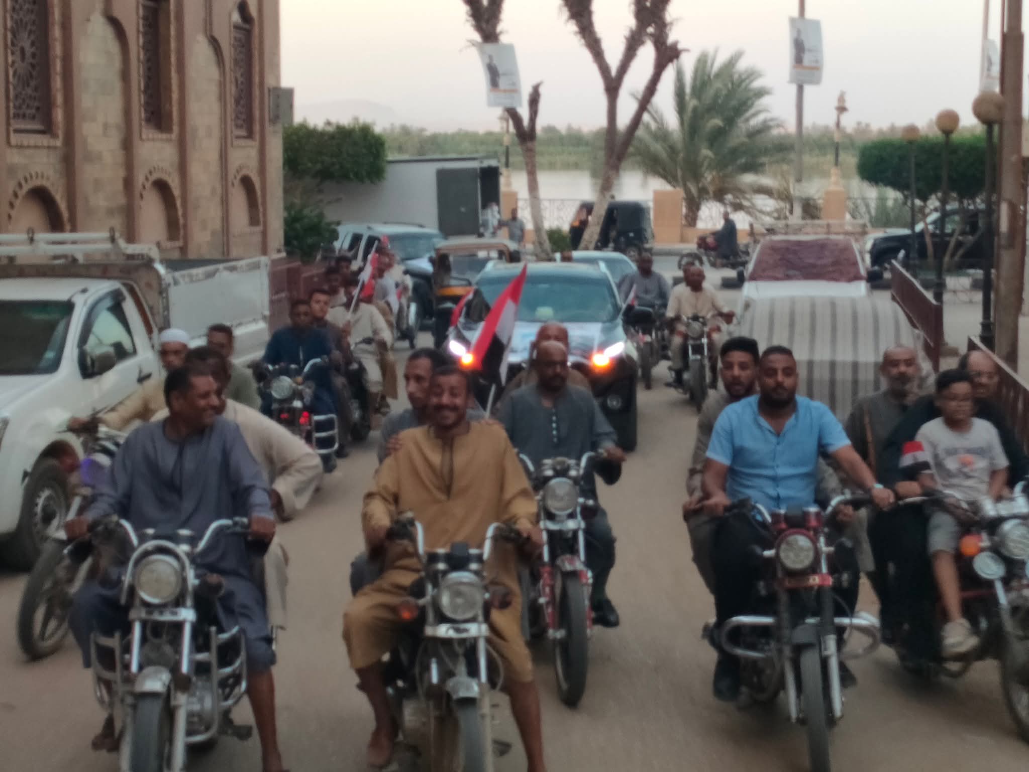 جانب من المسيرة جانب من المسيرة