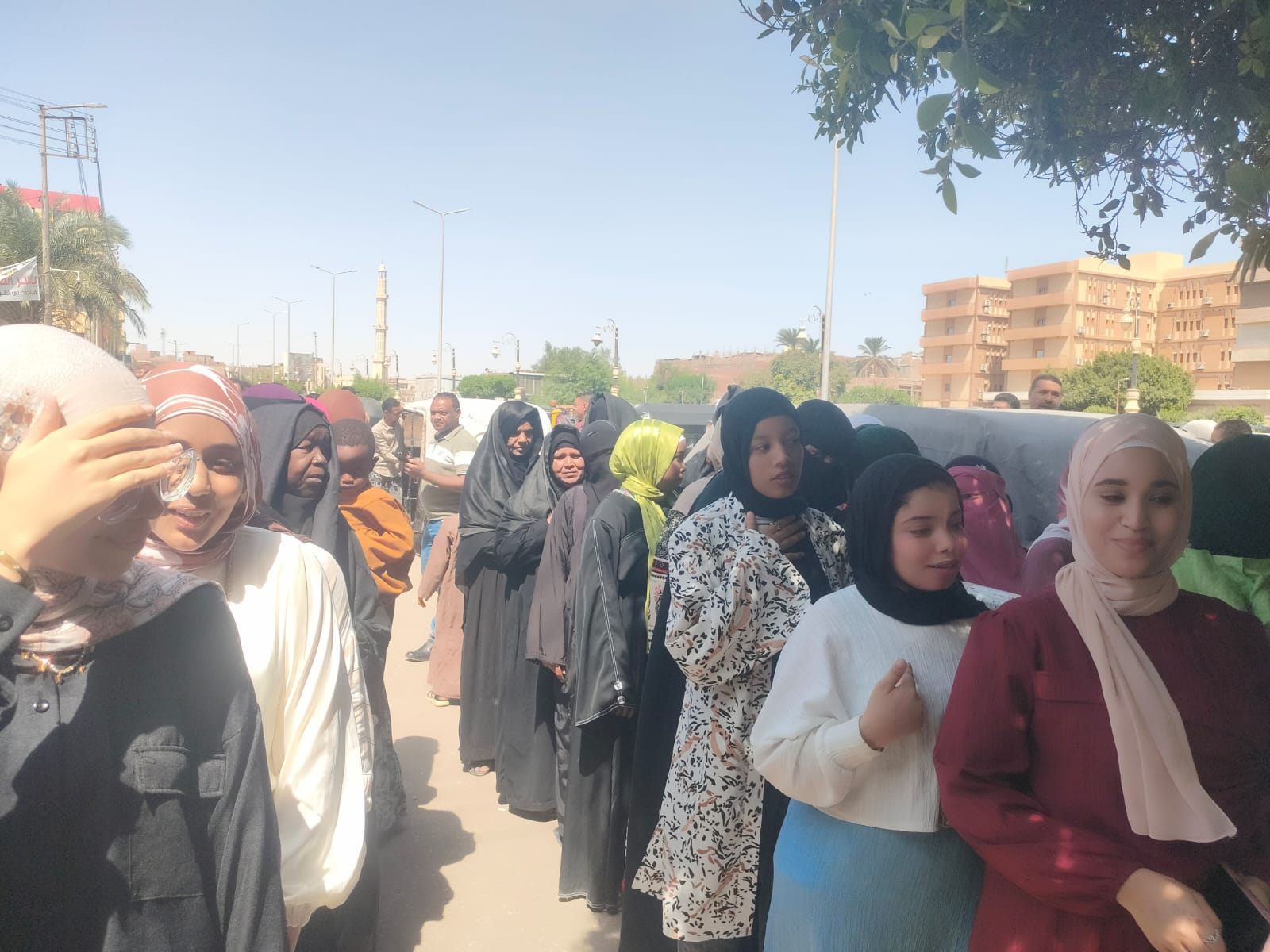 توافد السيدات والفتيات صباحاً بلجان مدينة إسنا توافد السيدات والفتيات صباحاً بلجان مدينة إسنا