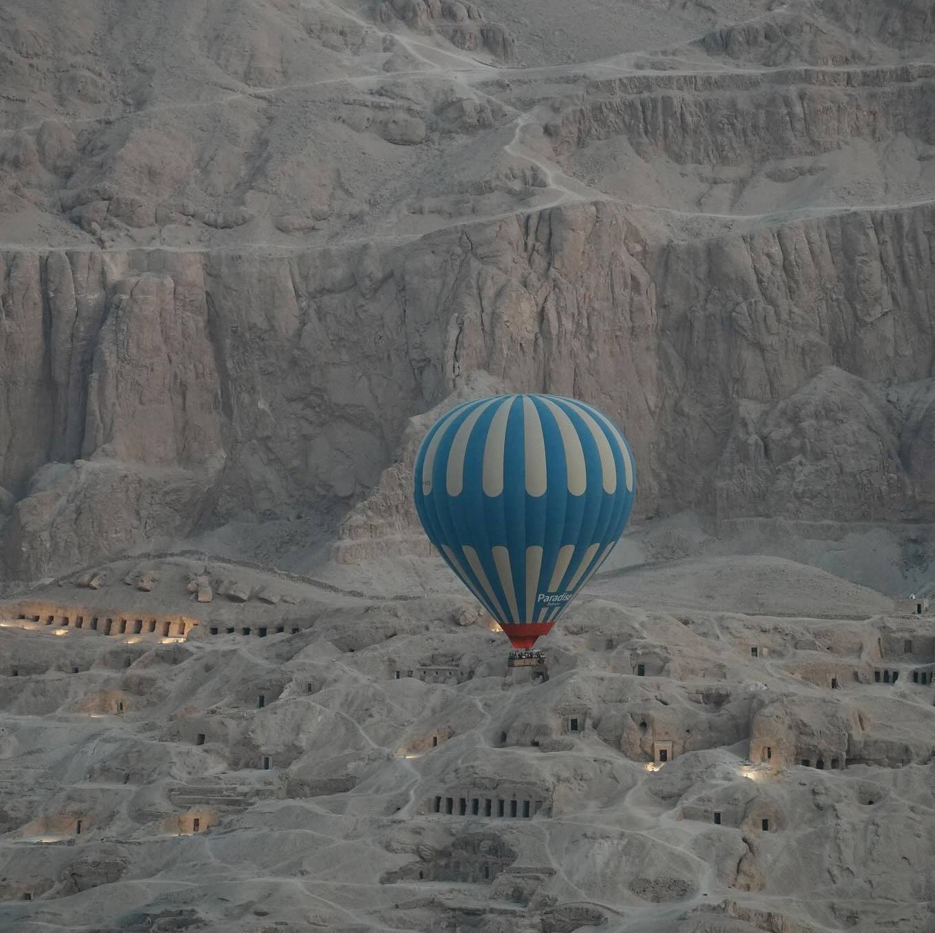 البالون الطائر يغرد فى سماء غرب الأقصر