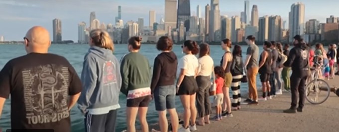 تجمع الناس للصراخ