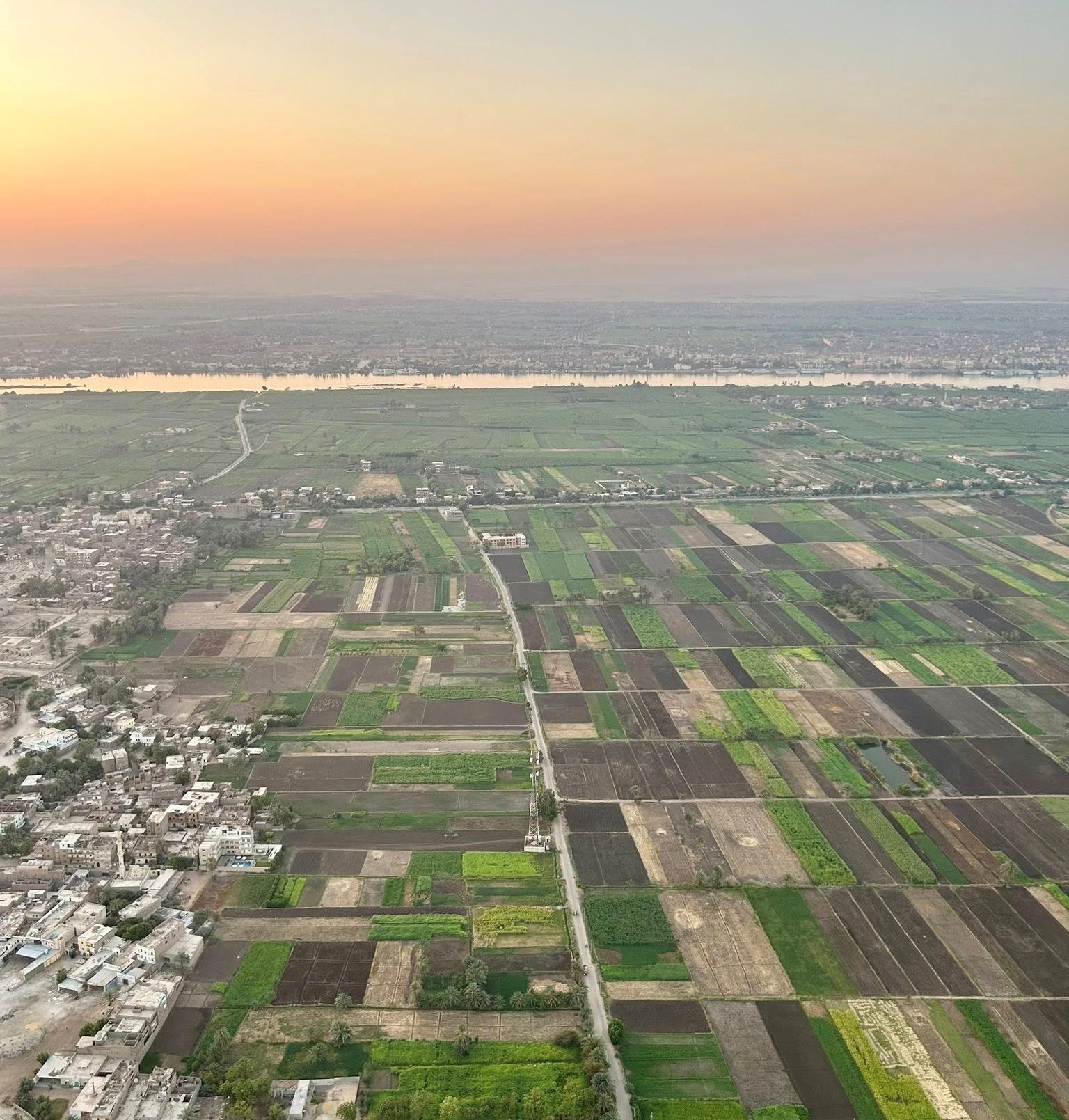 لحظات شروق الشمس قبل خروج البالونات بالسماء