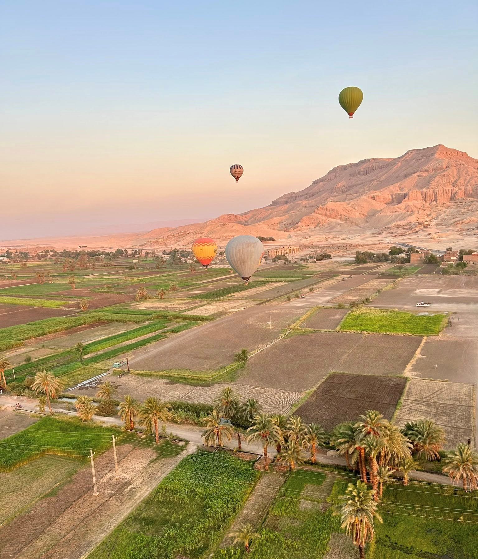 جانب من تحليق البالونات فوق الطبيعة الخضراء