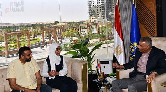 محافظ-أسوان-مع-الطالبة-ووالدها محافظ-أسوان-مع-الطالبة-ووالدها