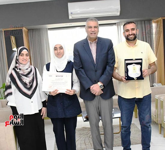 محافظ-أسوان-مع-الطالبة-زينب-وأسرتها محافظ-أسوان-مع-الطالبة-زينب-وأسرتها