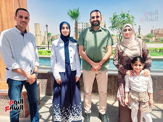 ‪صحفى-اليوم-السابع-مع-الطالبة-وأسرتها