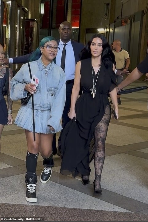 كيم بصحبة ابنتها