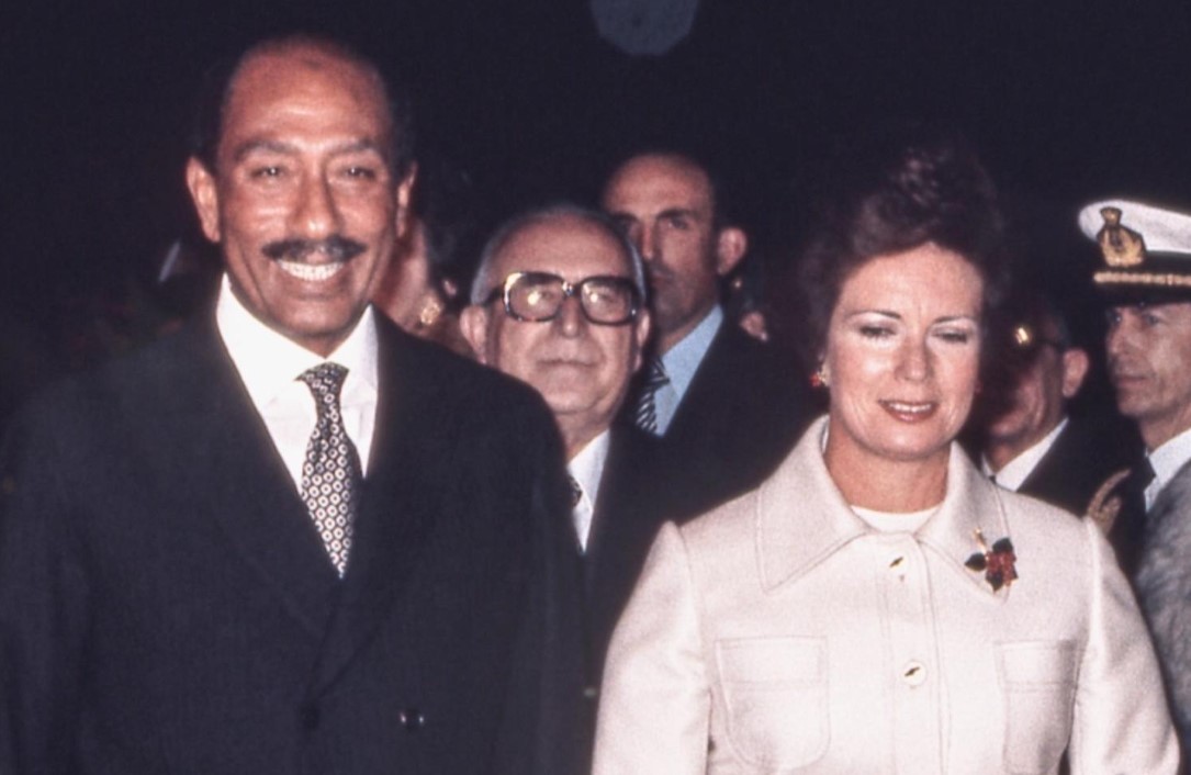 جيهان السادات وزوجها الرئيس الراحل أنور السادات جيهان السادات وزوجها الرئيس الراحل أنور السادات