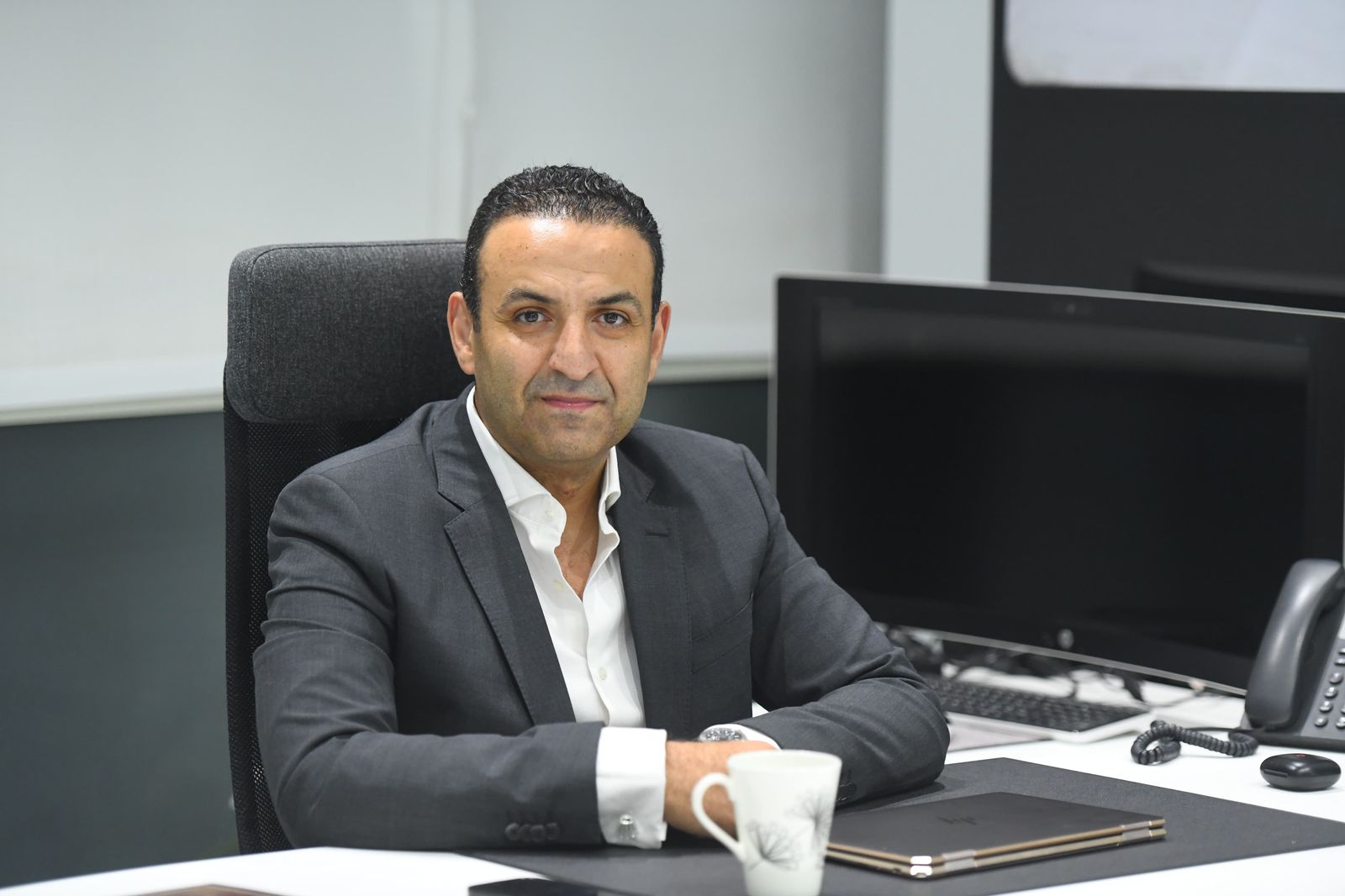 دكتور شادي على حسين المدير التنفيذي لمراكز شاينى وايت لزراعة وتجميل الأسنان دكتور شادي على حسين المدير التنفيذي لمراكز شاينى وايت لزراعة وتجميل الأسنان