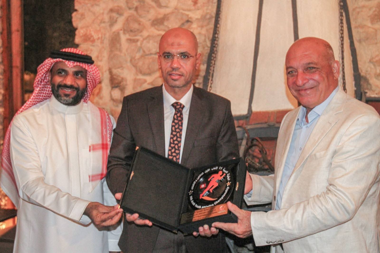 الاتحاد العربي لألعاب القوي يكرم مجدي عبد البديع