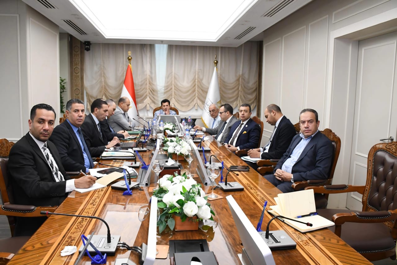 وزير الرياضة خلال الاجتماع