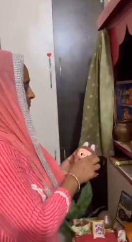 المرأة تحمل الدمية