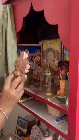 المرأة تؤدى طقوس العبادة