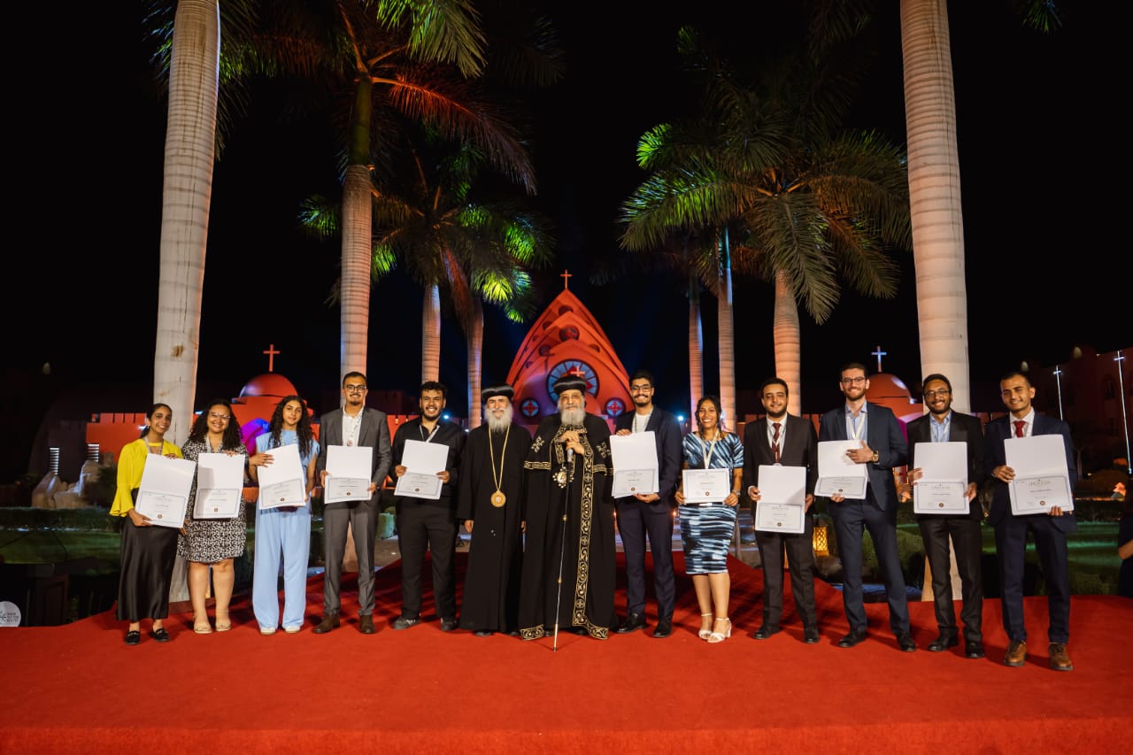 سلم قداسة البابا شهادات تذكارية للشباب المشاركين في الملتقى سلم قداسة البابا شهادات تذكارية للشباب المشاركين في الملتقى