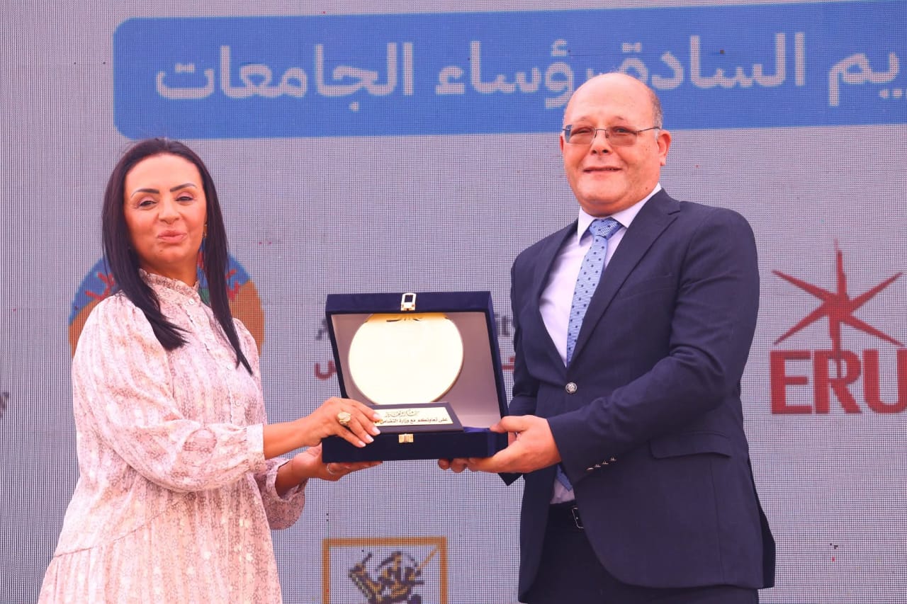 وزيرة التضامن تكرم رئيس الجامعة وزيرة التضامن تكرم رئيس الجامعة