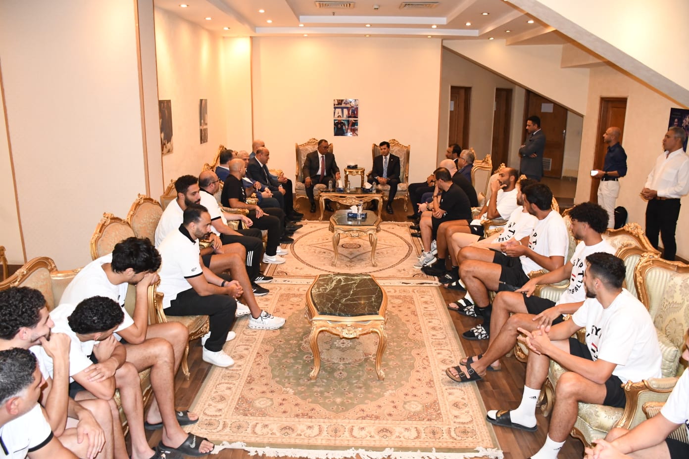 جلسة منتخب السلة مع الوزير