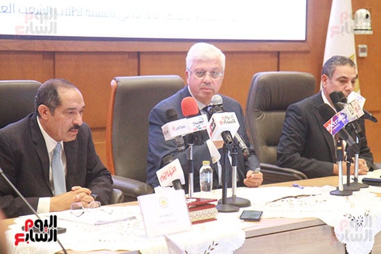 عادل عبدالغفار المُتحدث الرسمى للوزارة وأيمن عاشور وزير التعليم العالى وجودة غانم رئيس قطاع التعليم  (10)