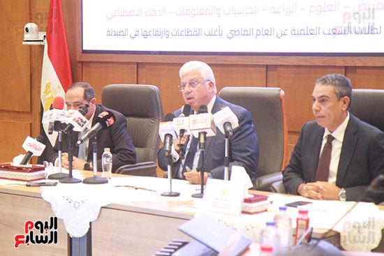 عادل عبدالغفار المُتحدث الرسمى للوزارة وأيمن عاشور وزير التعليم العالى وجودة غانم رئيس قطاع التعليم  (11)