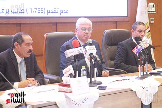 عادل عبدالغفار المُتحدث الرسمى للوزارة وأيمن عاشور وزير التعليم العالى وجودة غانم رئيس قطاع التعليم  (7)
