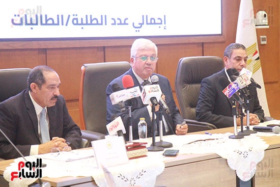 عادل عبدالغفار المُتحدث الرسمى للوزارة وأيمن عاشور وزير التعليم العالى وجودة غانم رئيس قطاع التعليم  (8)