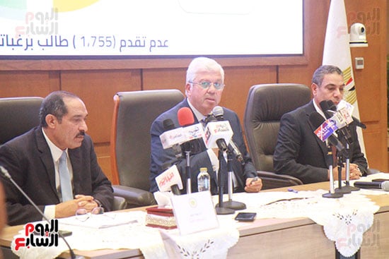 عادل عبدالغفار المُتحدث الرسمى للوزارة وأيمن عاشور وزير التعليم العالى وجودة غانم رئيس قطاع التعليم  (6)