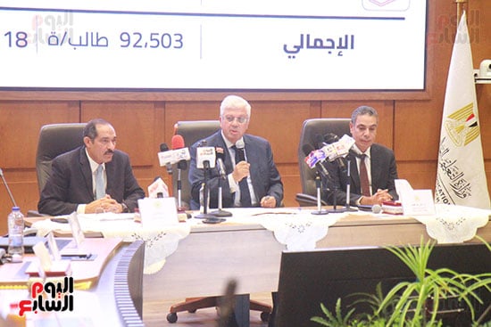 عادل عبدالغفار المُتحدث الرسمى للوزارة وأيمن عاشور وزير التعليم العالى وجودة غانم رئيس قطاع التعليم  (4)