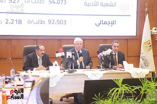 عادل عبدالغفار المُتحدث الرسمى للوزارة وأيمن عاشور وزير التعليم العالى وجودة غانم رئيس قطاع التعليم  (2)