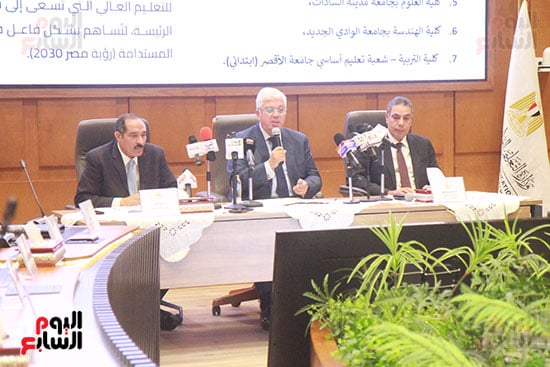 عادل عبدالغفار المُتحدث الرسمى للوزارة وأيمن عاشور وزير التعليم العالى وجودة غانم رئيس قطاع التعليم  (17)