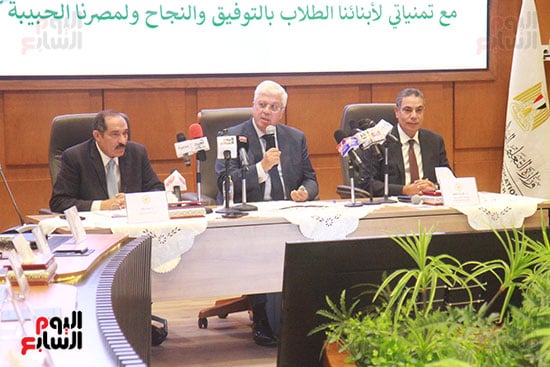 عادل عبدالغفار المُتحدث الرسمى للوزارة وأيمن عاشور وزير التعليم العالى وجودة غانم رئيس قطاع التعليم  (18)