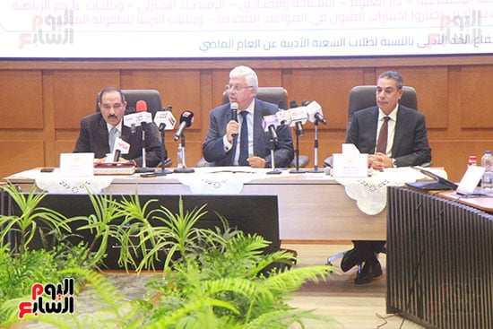 عادل عبدالغفار المُتحدث الرسمى للوزارة وأيمن عاشور وزير التعليم العالى وجودة غانم رئيس قطاع التعليم  (14)