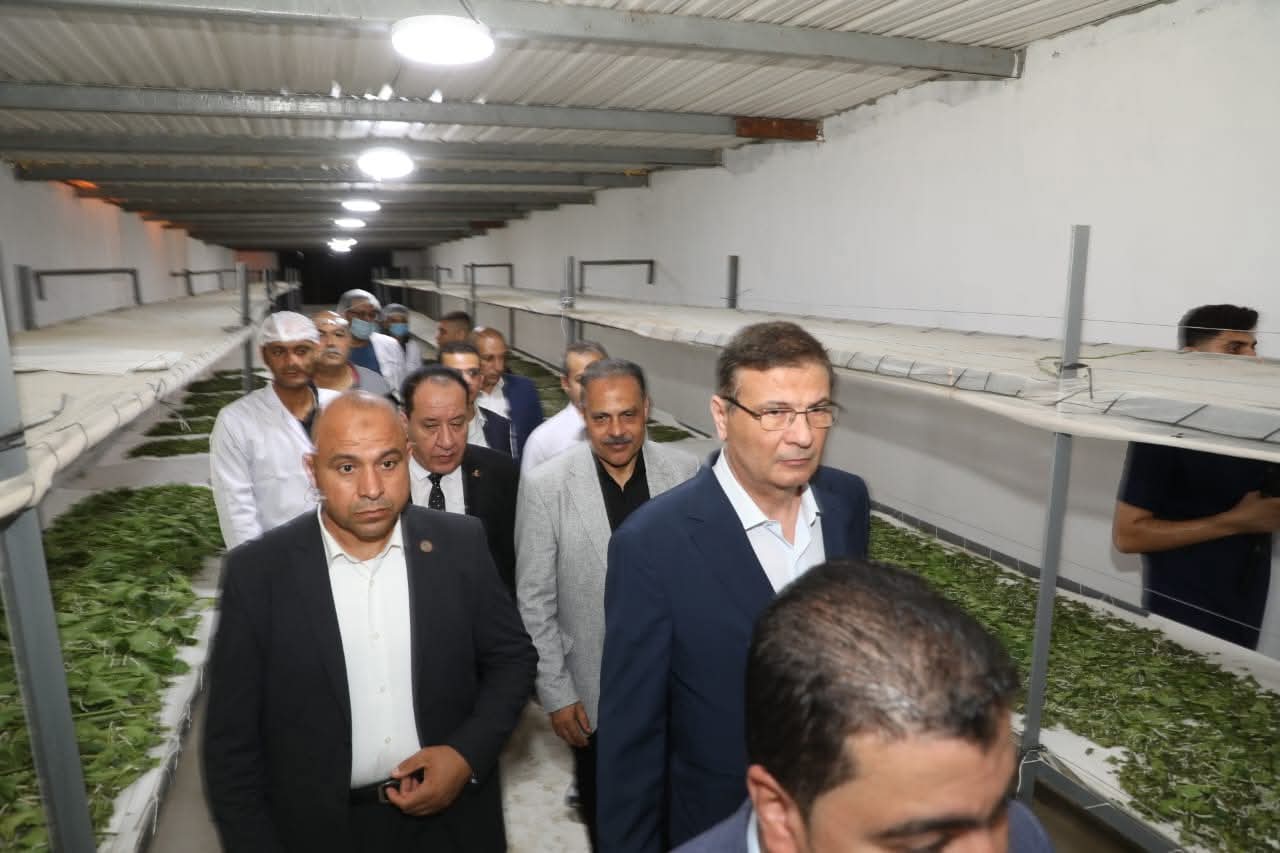 وزير الزراعة ومحافظ الشرقية يتفقدان مشروع الصالحية الزراعى (4)