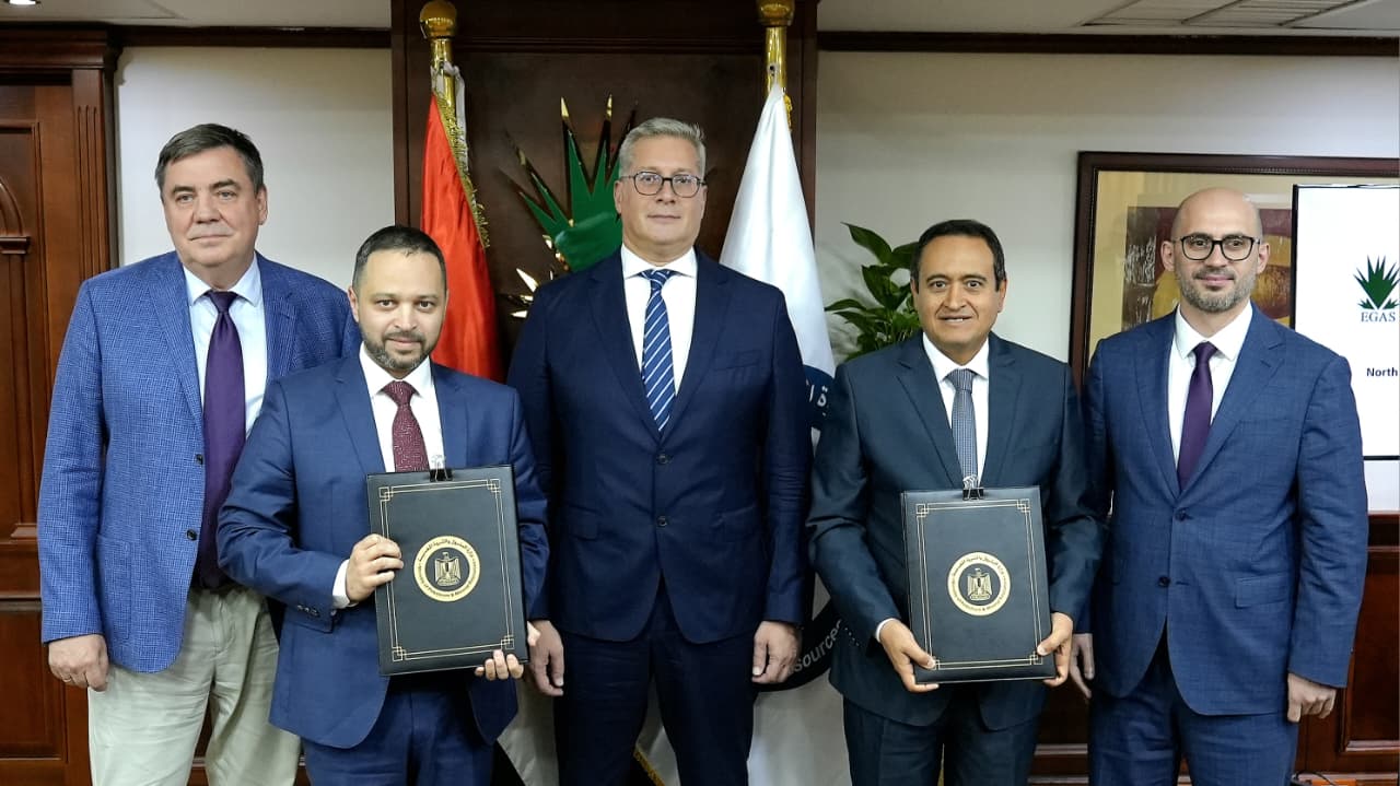 وزير البترول والثروة المعدنية يشهد التوقيع بين إيجاس و زاروبيج نفط الروسية وزير البترول والثروة المعدنية يشهد التوقيع بين إيجاس و زاروبيج نفط الروسية