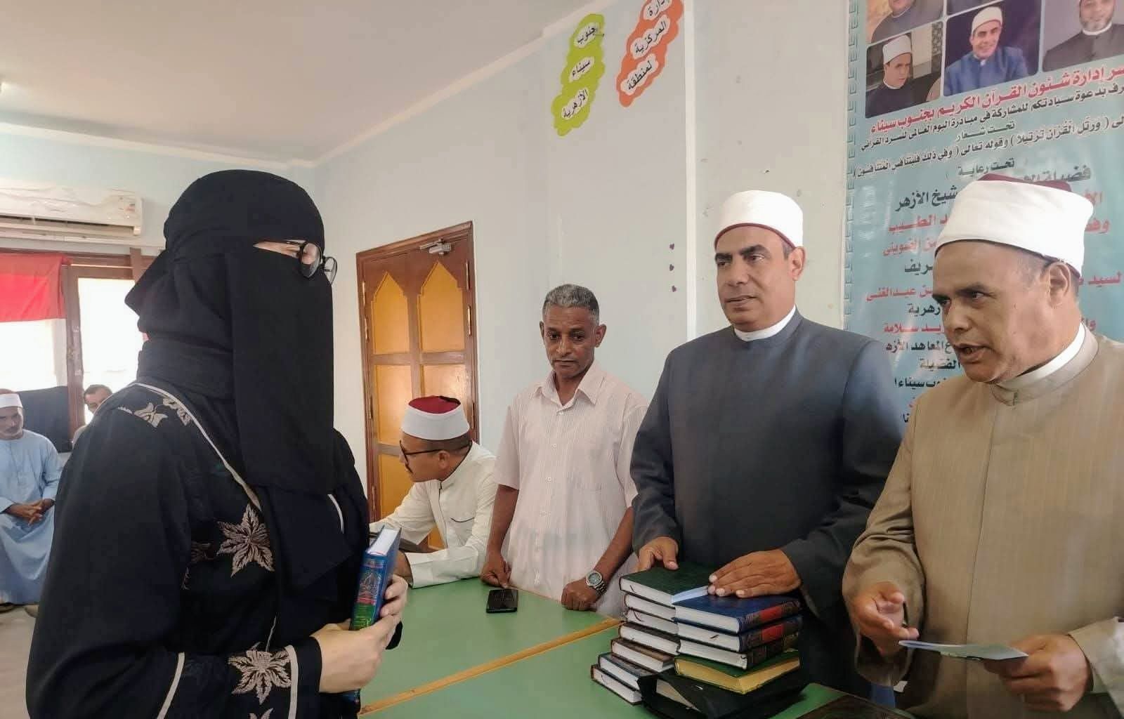 رئيس الإدارة المركزية لمنطقة جنوب سيناء الأزهرية أثناء تكريم حفظة القرآن الكريم