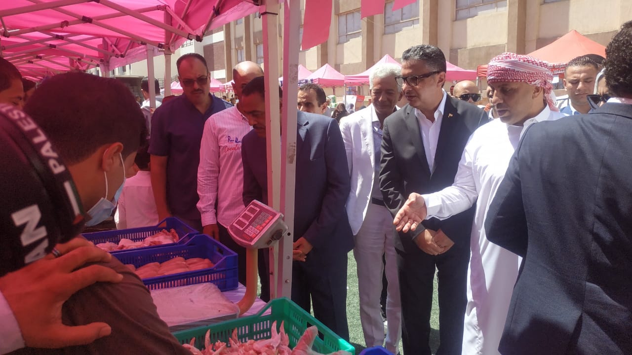 وزير التموين يفتتح سوق اليوم الواحد بمطروح وزير التموين يفتتح سوق اليوم الواحد بمطروح