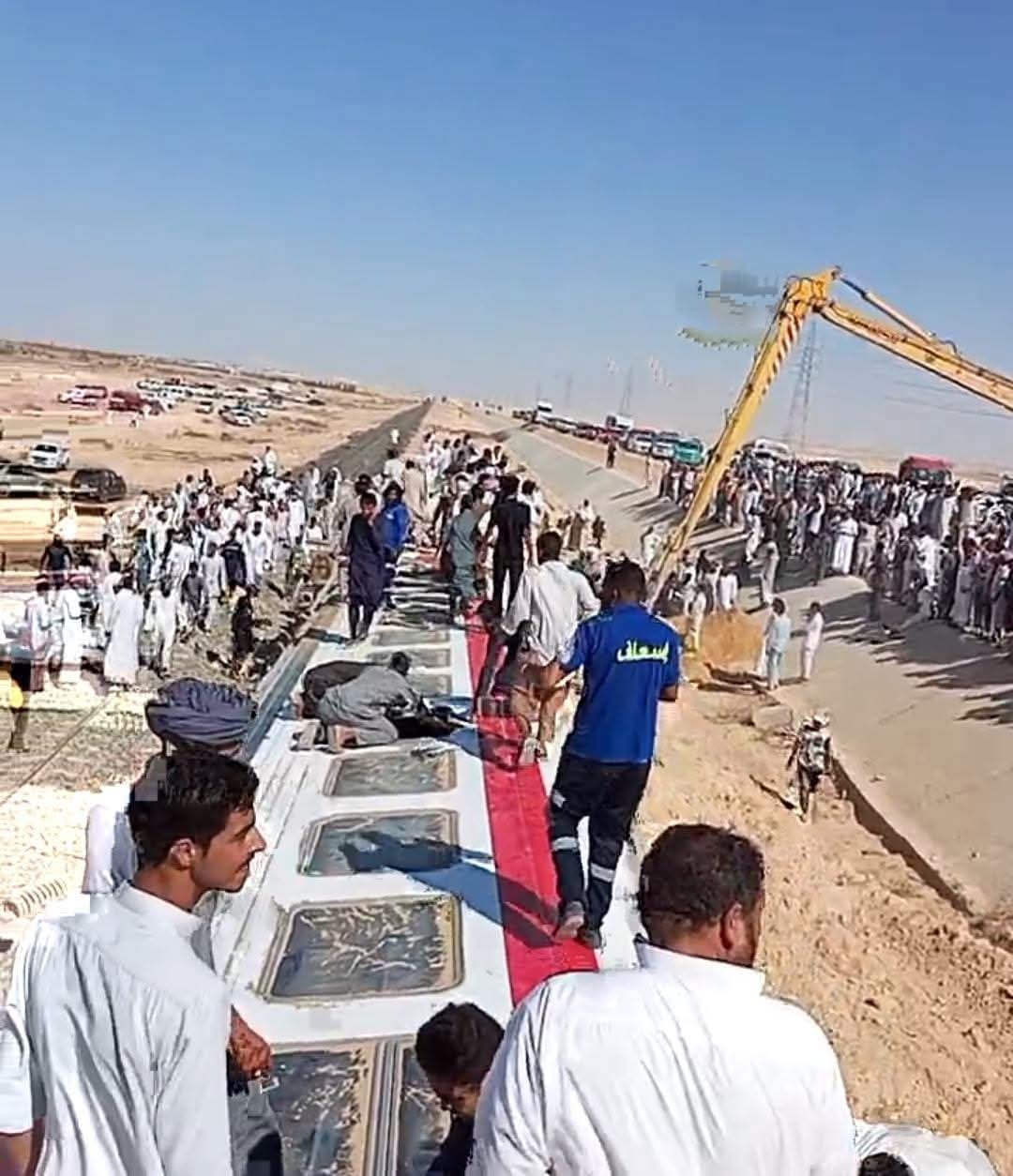 محاولات انقاذ المصابين