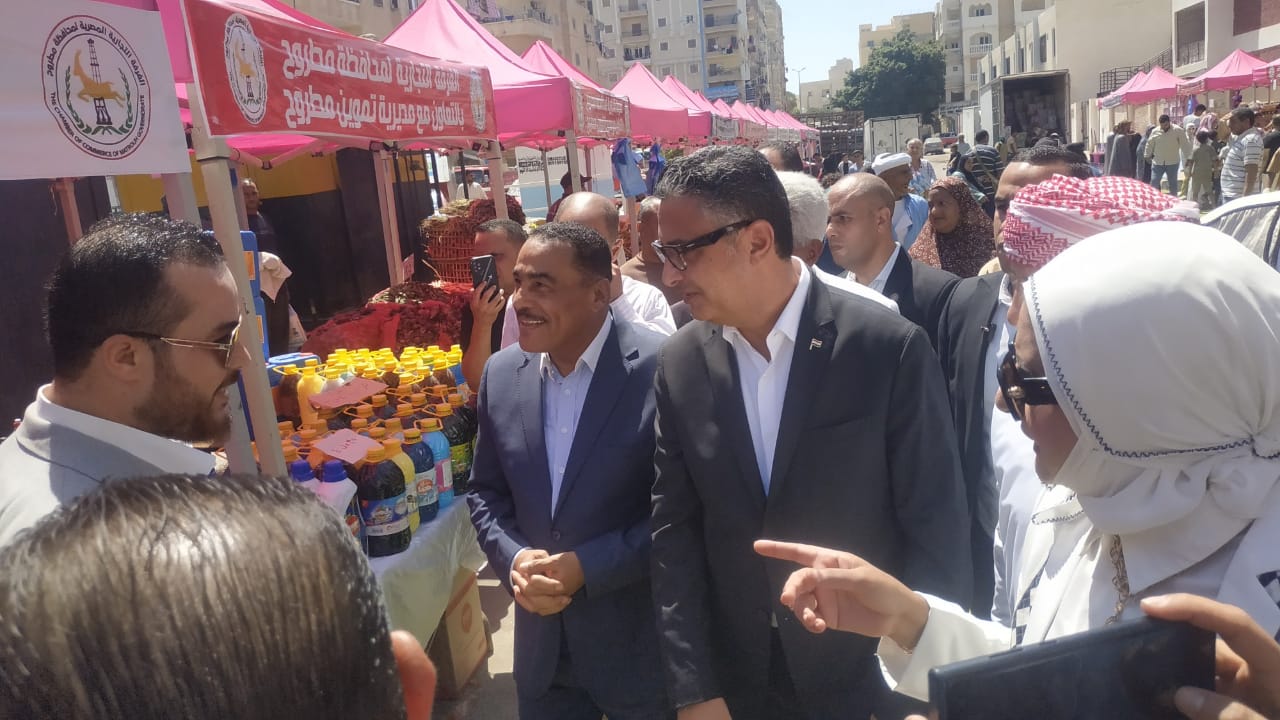 وزير التموين ومحافظ مطروح يفتتحان سوق اليوم الواحد وزير التموين ومحافظ مطروح يفتتحان سوق اليوم الواحد