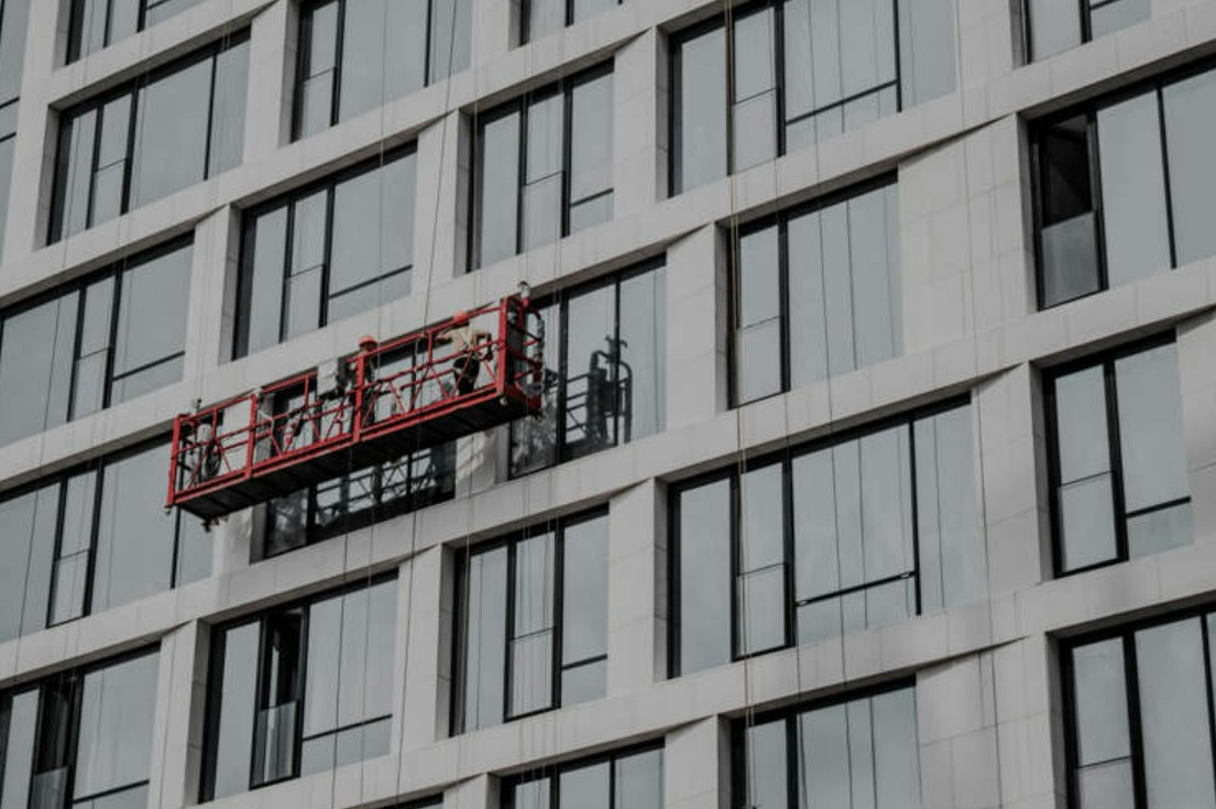 عمال مسح النوافد الزجاجية