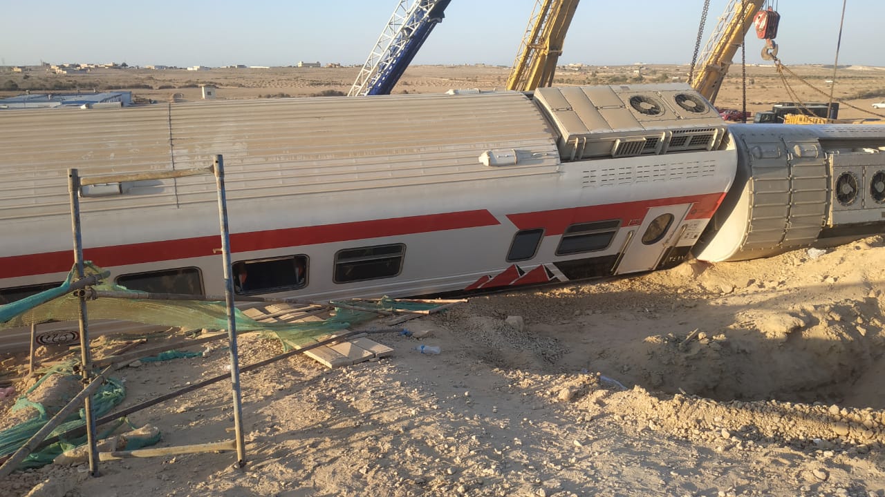 جانب من حادث انقلاب القطار